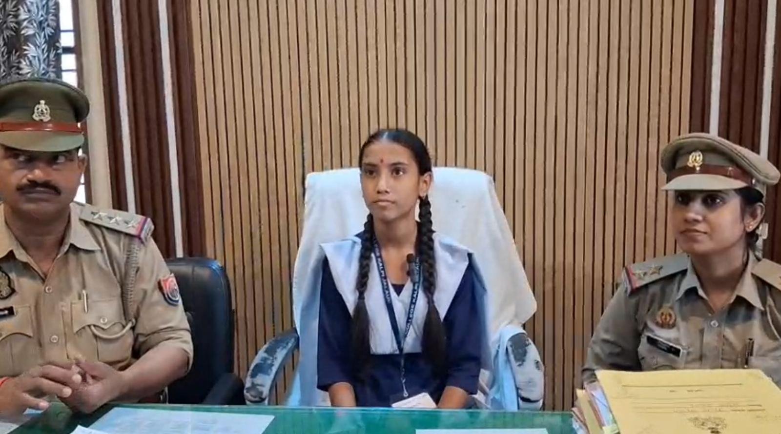 जालौन में मजदूर की बेटी बनी एक दिन की इंस्पेक्टर, 8वीं की छात्रा आस्था बिश्नोई ने संभाली कालपी कोतवाली