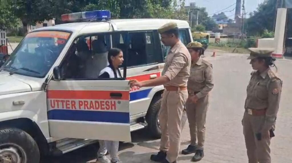 जालौन की कालपी कोतवाली में मिशन शक्ति फेज-6.0 के तहत एक दिन की प्रभारी निरीक्षक बनीं आठवीं की छात्रा आस्था बिश्नोई।