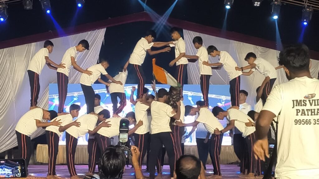 अमेठी के जगदीशपुर स्थित सेठ एम.आर. जयपुरिया स्कूल में आयोजित डांडिया उत्सव 2026 में सांस्कृतिक प्रस्तुतियां देते विद्यार्थी