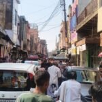फतेहाबाद के आंबेडकर चौक से बाह रोड तक लगे भीषण जाम में फंसे वाहन और राहगीर
