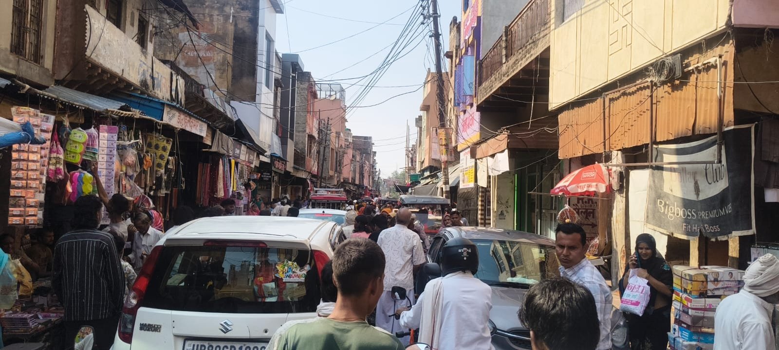 फतेहाबाद के आंबेडकर चौक से बाह रोड तक लगे भीषण जाम में फंसे वाहन और राहगीर
