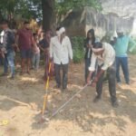 फतेहाबाद के ग्राम रनपुरा में पेड़ पर लटके हुए सांप को देखने के लिए एकत्र ग्रामीण