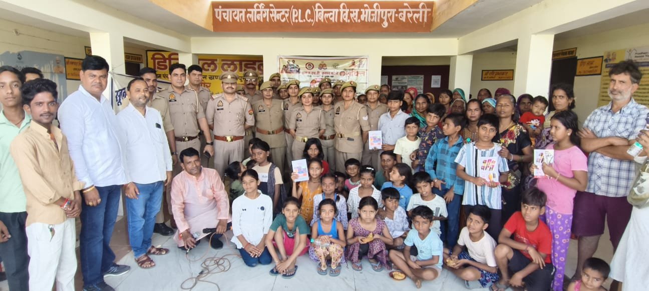 बरेली के भोजीपुरा थाना क्षेत्र के बिल्वा गांव में मिशन शक्ति फेज-6.0 के तहत महिला एवं बाल सुरक्षा जागरूकता कार्यक्रम आयोजित करते पुलिस और महिला कल्याण विभाग की टीमें।