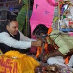 बरेली के भुता क्षेत्र के रूपापुर और खांडसारा गांव में श्रीमद्भागवत कथा के दौरान कथावाचकों का सम्मान करते डॉ. मोहन स्वरूप गंगवार।