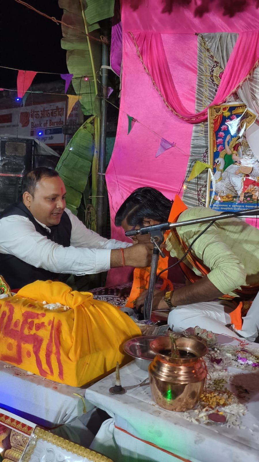 बरेली के भुता क्षेत्र के रूपापुर और खांडसारा गांव में श्रीमद्भागवत कथा के दौरान कथावाचकों का सम्मान करते डॉ. मोहन स्वरूप गंगवार।