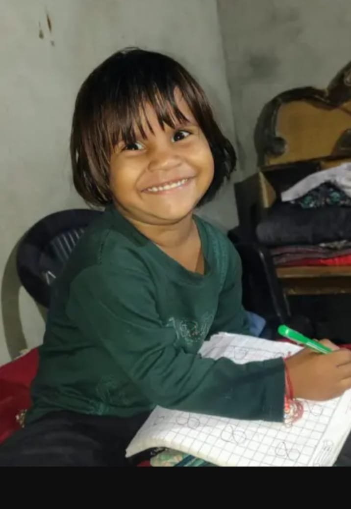 आगरा के फतेहपुर सीकरी क्षेत्र के उंदेरा गांव में देवी जागरण के दौरान चार वर्षीय बच्ची कीर्ति की कुएं में गिरने से हुई मौत की घटना से जुड़ा दृश्य।