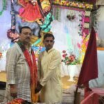 अमेठी के रामशाहपुर गांव में मां दुर्गा की प्रतिमा के नेत्र पूजन के दौरान ग्राम प्रधान बेबी भैया और श्रद्धालु