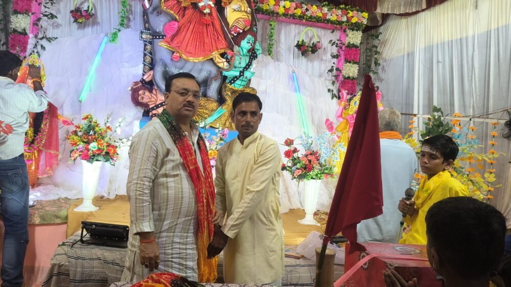 अमेठी के रामशाहपुर गांव में मां दुर्गा की प्रतिमा के नेत्र पूजन के दौरान ग्राम प्रधान बेबी भैया और श्रद्धालु