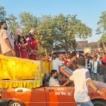 जालौन के कोंच में दशहरे पर धनु तालाब मैदान में होने वाले पारंपरिक राम-रावण युद्ध मंचन का दृश्य