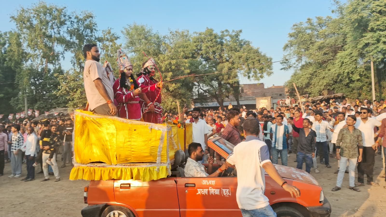 जालौन के कोंच में दशहरे पर धनु तालाब मैदान में होने वाले पारंपरिक राम-रावण युद्ध मंचन का दृश्य