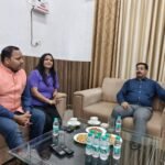 बरेली सर्किट हाउस में निदेशक पंचायती राज धीरेंद्र सचान से मुलाकात करते डॉ. मोहन स्वरूप गंगवार
