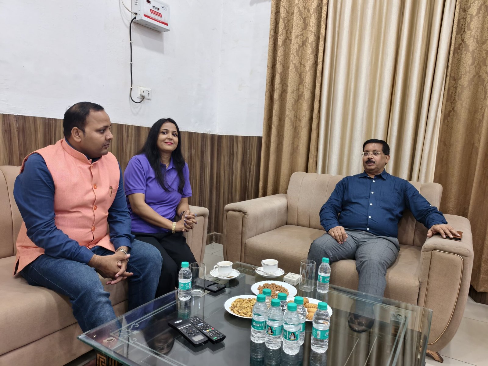 बरेली सर्किट हाउस में निदेशक पंचायती राज धीरेंद्र सचान से मुलाकात करते डॉ. मोहन स्वरूप गंगवार