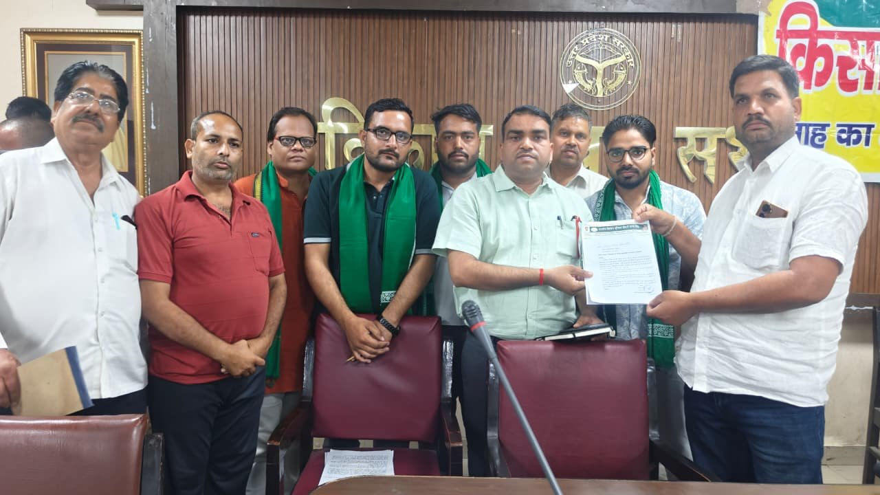 आगरा के फतेहाबाद में सहकारी समिति चालू कराने और किसानों की समस्याओं के समाधान की मांग को लेकर ज्ञापन सौंपते भारतीय किसान यूनियन चौधरी चरण सिंह के पदाधिकारी