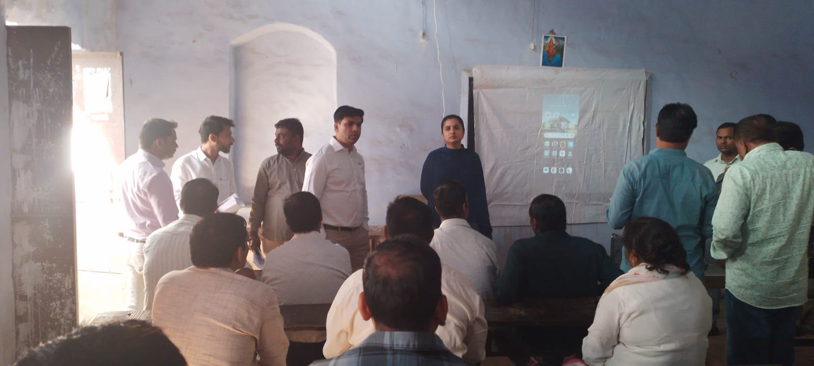 आगरा के फतेहाबाद स्थित जनता इंटर कॉलेज में जनगणना के दूसरे राउंड के प्रशिक्षण कार्यक्रम से संबंधित दृश्य