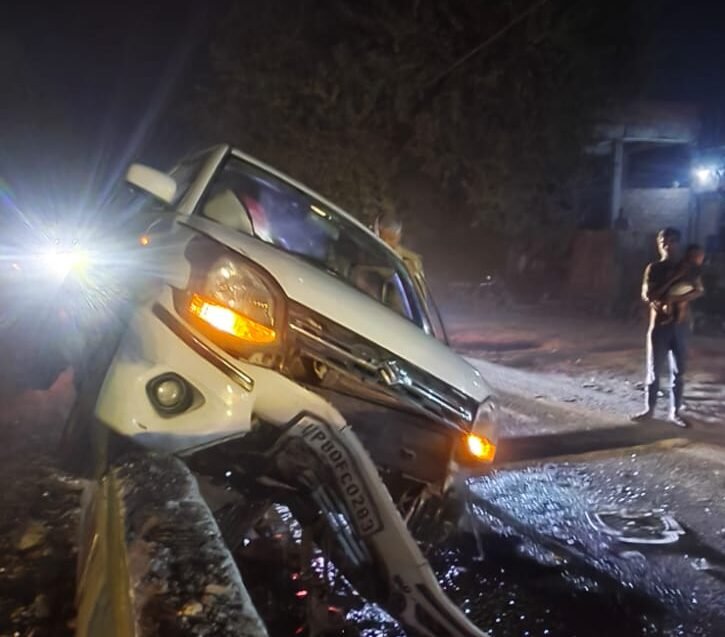 आगरा के फतेहाबाद में वर्मा फिलिंग स्टेशन के सामने डिवाइडर पर चढ़कर पलटी कार का हादसा