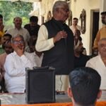 अमेठी के जामों स्थित राजभवन में कुंडा की प्रस्तावित रामकथा के निमंत्रण अभियान को लेकर आयोजित बैठक में शामिल जनप्रतिनिधि और गणमान्य नागरिक