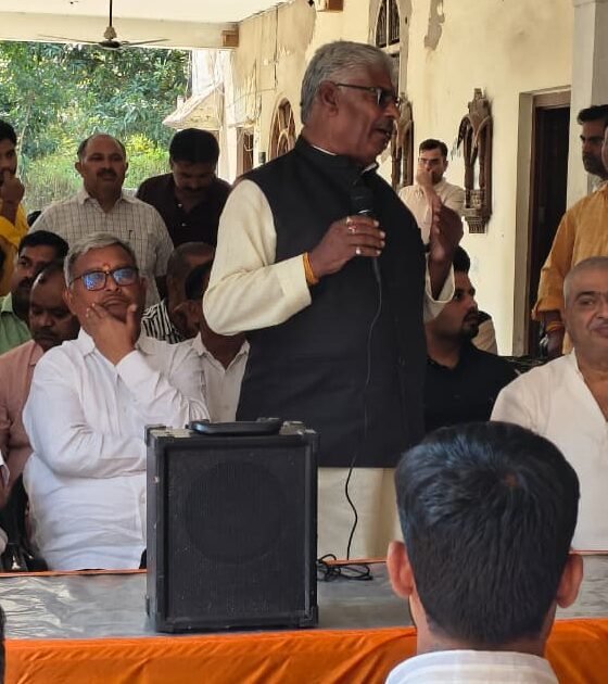 अमेठी के जामों स्थित राजभवन में कुंडा की प्रस्तावित रामकथा के निमंत्रण अभियान को लेकर आयोजित बैठक में शामिल जनप्रतिनिधि और गणमान्य नागरिक