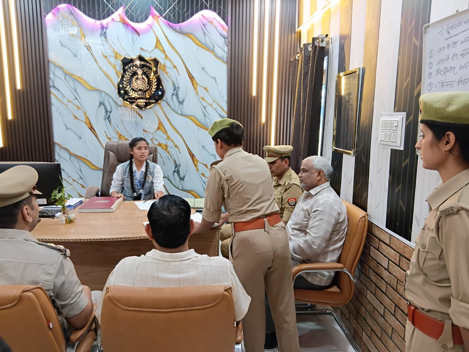 आगरा के फतेहपुर सीकरी थाने में मिशन शक्ति 6.0 के तहत एक दिन की थाना प्रभारी बनीं छात्रा दिव्यांशी गोयल