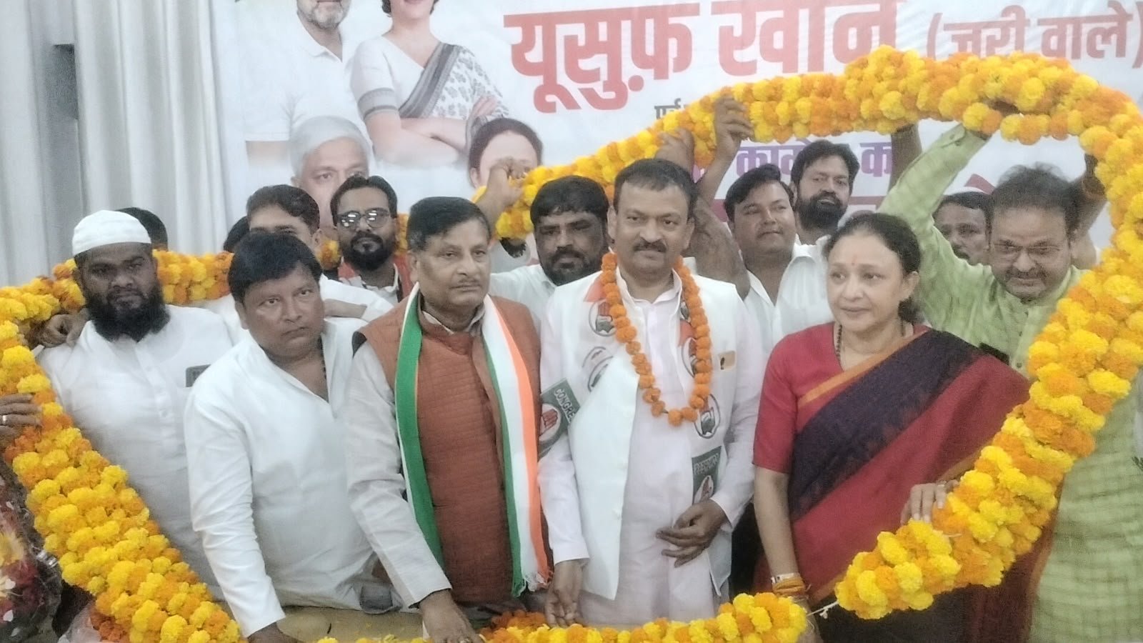 लखनऊ स्थित प्रदेश कांग्रेस कार्यालय में यूसुफ खान जरी वाला को कांग्रेस की सदस्यता दिलातीं प्रदेश अध्यक्ष आराधना मिश्रा मोना