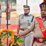 बदायूं रिजर्व पुलिस लाइन स्थित शहीद स्मारक पर पुलिस स्मृति दिवस के अवसर पर शहीद जवानों को श्रद्धांजलि देतीं एसएसपी अंकिता शर्मा और अन्य पुलिस अधिकारी