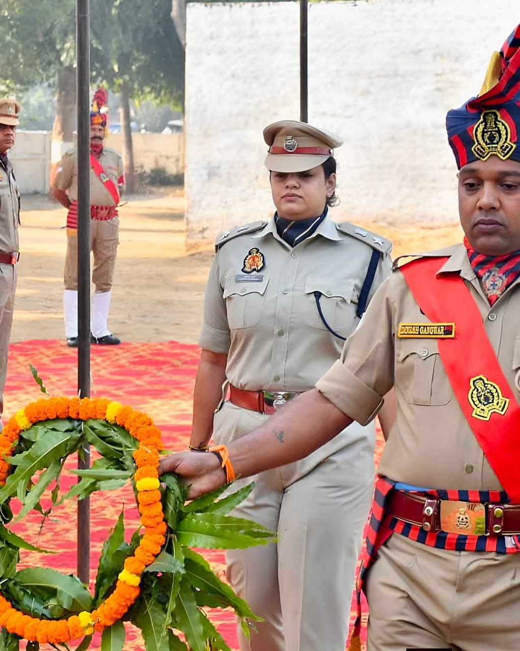 बदायूं रिजर्व पुलिस लाइन स्थित शहीद स्मारक पर पुलिस स्मृति दिवस के अवसर पर शहीद जवानों को श्रद्धांजलि देतीं एसएसपी अंकिता शर्मा और अन्य पुलिस अधिकारी
