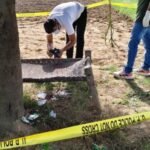 फतेहाबाद के कछपुरा गांव में खेत पर हत्या की घटना के बाद घटनास्थल की जांच करती पुलिस और फोरेंसिक टीम।
