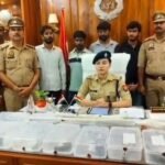 आंवला में अवैध असलहा फैक्ट्री का भंडाफोड़, चार आरोपी गिरफ्तार आंवला में अवैध असलहा फैक्ट्री से बरामद हथियार और शस्त्र निर्माण का सामान।