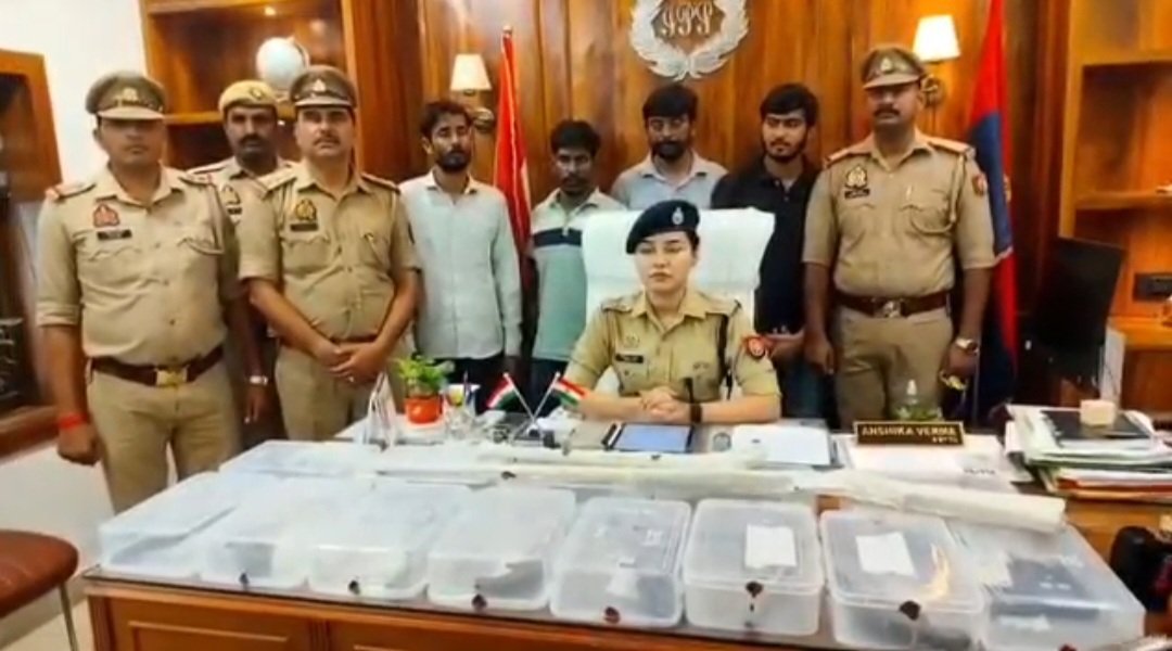 आंवला में अवैध असलहा फैक्ट्री का भंडाफोड़, चार आरोपी गिरफ्तार