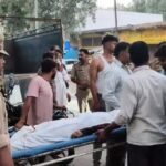 आगरा में मामूली विवाद के बाद ताबड़तोड़ फायरिंग, किशोरी की मौत; 4 घायल आगरा के निबोहरा क्षेत्र के गढ़ी धर्मजीत गांव में फायरिंग की घटना के बाद मौके पर पहुंची पुलिस।