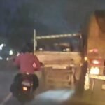 फतेहाबाद में बेकाबू ट्रेलर का कहर, दूध की पिकअप को 2 किमी तक घसीटा; एंबुलेंस और ऑटो में भी मारी टक्कर फतेहाबाद में हादसे के बाद क्षतिग्रस्त दूध की पिकअप और मौके पर पहुंची पुलिस